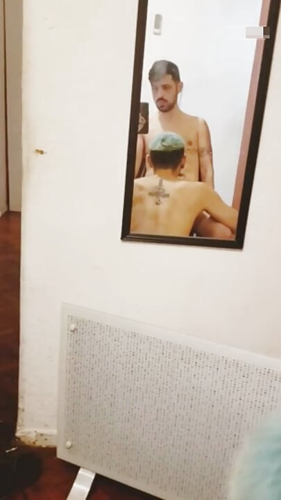 Temanku menelan susuku dan orgasme dengan penisku yang keras di dalamnya