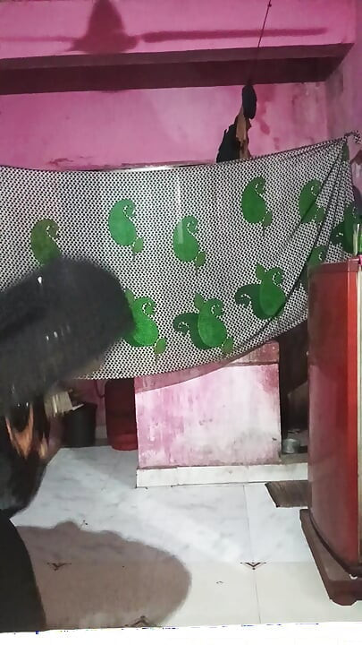 Madhuri bhabhi apni gand me do egg dalikali sari pehenkar