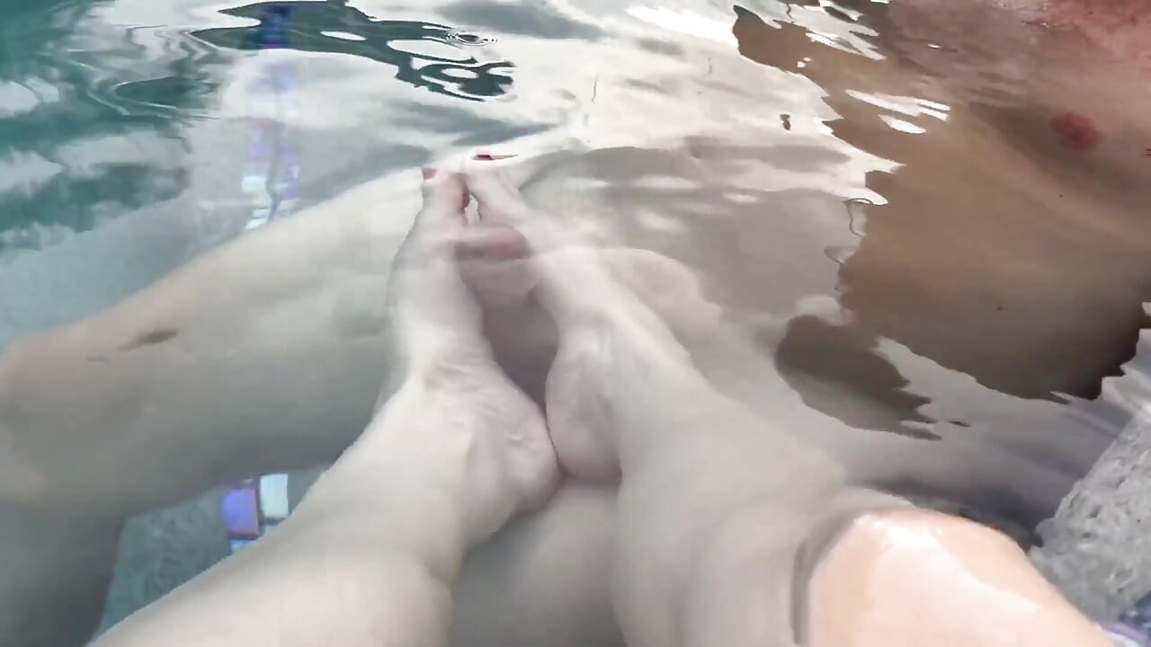 Masturbare cu picioarele în piscină cu ejaculare subacvatică