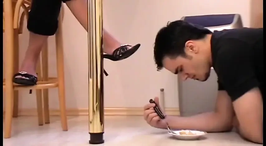 从地板上吃东西