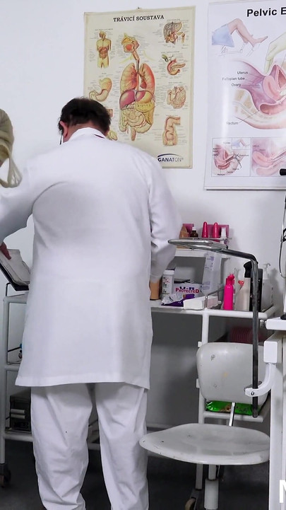 Mamă sexy dolofană Alexa Îndrăzneț are orgasme în scaun ginecolog