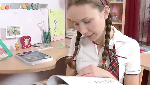 Сцена с анальными тинками - 2 тинка-брюнетка с косичками любит трахаться сзади после урока