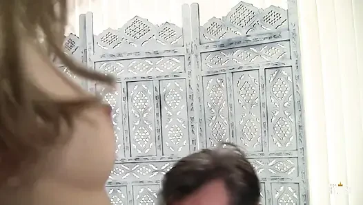Sarışın genç kız röportaj yapıyor ve kanepede sikiliyor