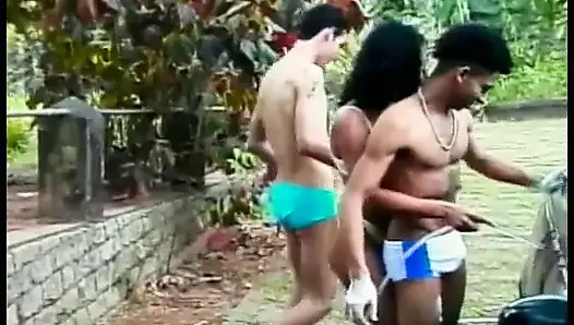 Sandra si cewek imut brasil mengusulkan teman-temannya untuk mencuci mobil mereka dan bersenang-senang di halaman belakang biseksual