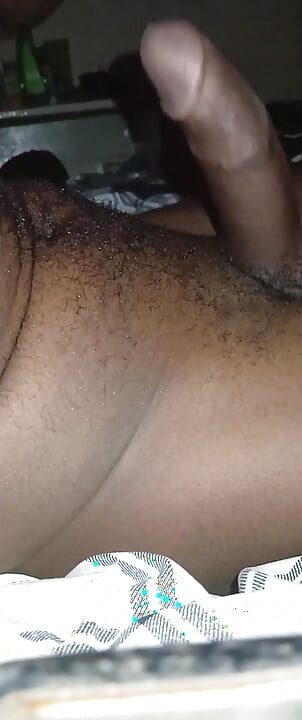 一大早就玩弄我的鸡巴，就像是一个豪华的配饰一样