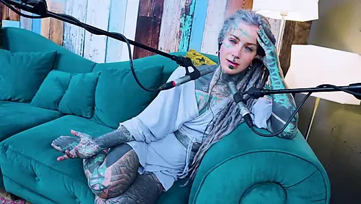 Ich spreche über U - unbequem - ASMR podcast SFW spricht goth dünnes mädchen dreadlocks tattoo-modell inked mädchen