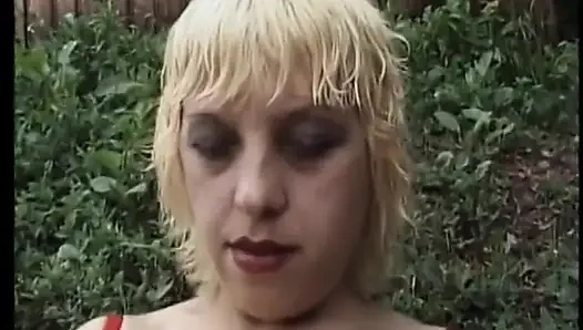 Cewek pirang yang lebih tua lagi asik muasin dirinya sendiri pakai dildo di luar ruangan
