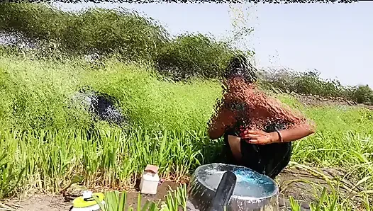Kheton mein desi sauteli bahan Sadi utaar kar Naha Rahi Hai khula bathroom jungle mein bhabhi Naha rahi hai sasur ji ne deka outdoor Bahhroo