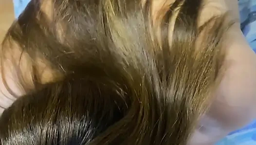 Betrügende milf bekam ihre sexy muschi doggystyle auf dem bett ihres ehemanns gefickt