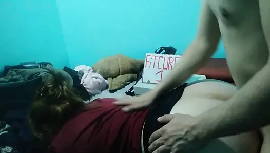 Doggystyle-action auf großem bett: Filmen von hinten bis zur seite