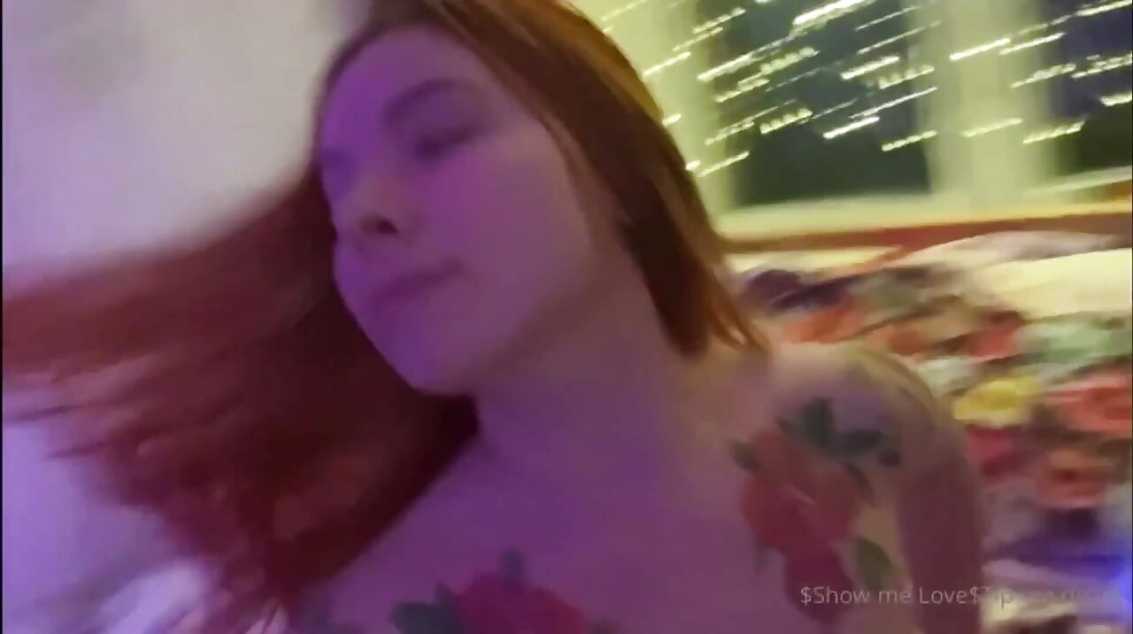 Une beauté branle sa chatte élastique et lui caresse le cul devant la caméra