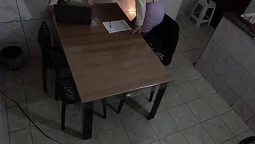 Pantat sekretaris dientot di ruang pertemuan.