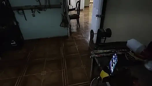 Мою двоюродную сестру нельзя увидеть работающей, потому что она хочет трахаться.