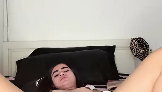 Willst du sehen, wie Melody mit ihrer muschi spielt!