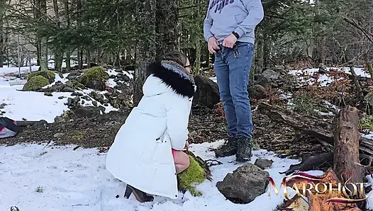 Hutan bersalju Saya mengisap pacar saya dan pejalan kaki, dia meniduri vagina saya di salju sementara saya mengisap pacar saya