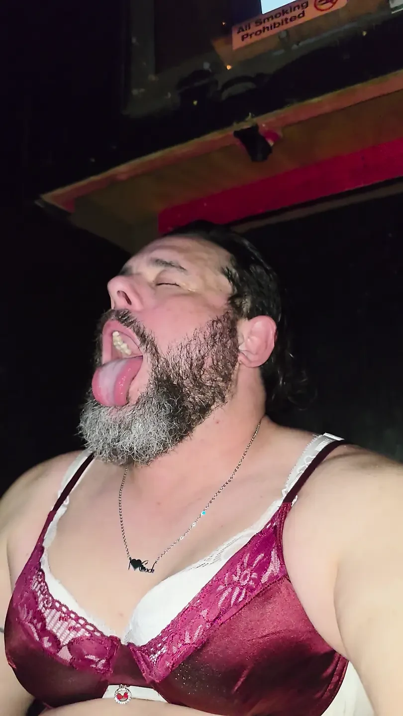 Mângâindu-mi pula blegioasă pe podeaua murdară a unui arcade pentru adulți în cabina video unde am supt pula prin gaura din zid - gloryhole