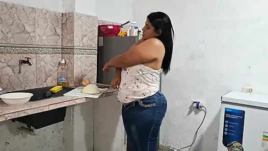 Pandora bugil dan siapkan makanan sambil bugil