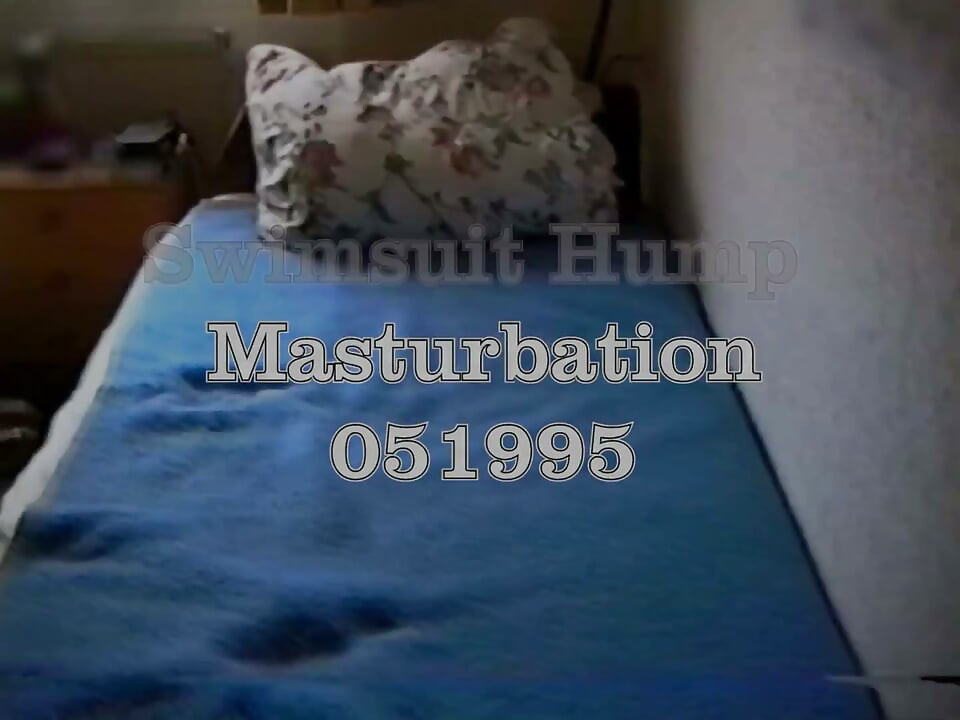 Une belle-mère de 18 ans se masturbe en maillot de bain
