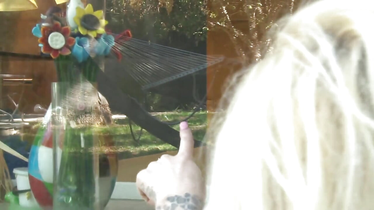 Amor Hilton喜欢在她的阴户被性交时摩擦她的菊花 - 变态熟女和少女