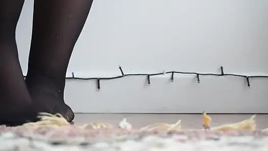 Giantess küçülen iş arkadaşlarıyla saklambaç oynuyor