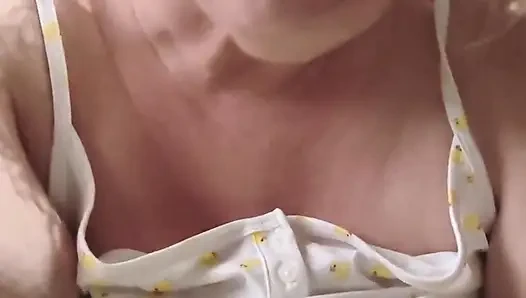 Dildolar bir şey yapmadığında sikişecek büyük ve güçlü bir şey buluyor