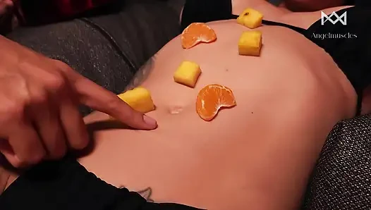 Ev arkadaşımın tatlı isteği: meyve karın kaslarımın üzerine servis edildi.