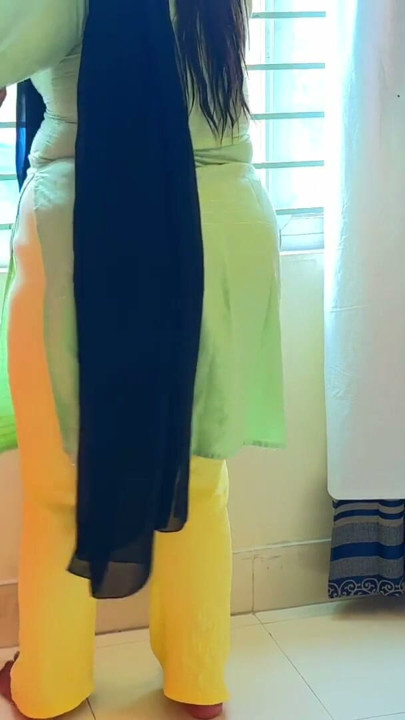 Cuando Debor ji entra en la habitación de Aleya Bhabhi, la caliente Bhabhi se deja follar por su Devar - Bhabhi follando con Devar durante las vacaciones en… | Clip 1