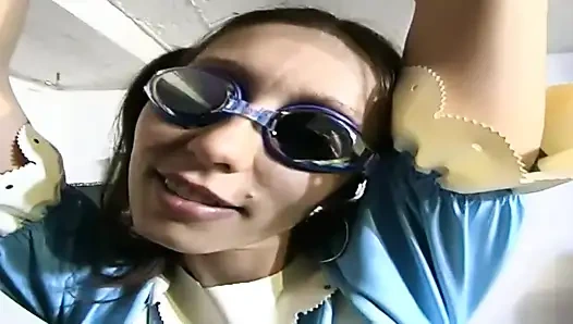 Esmer hizmetçi bağlanıyor