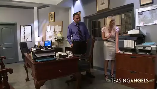Une secrétaire blonde baise avec son patron pour garder son travail