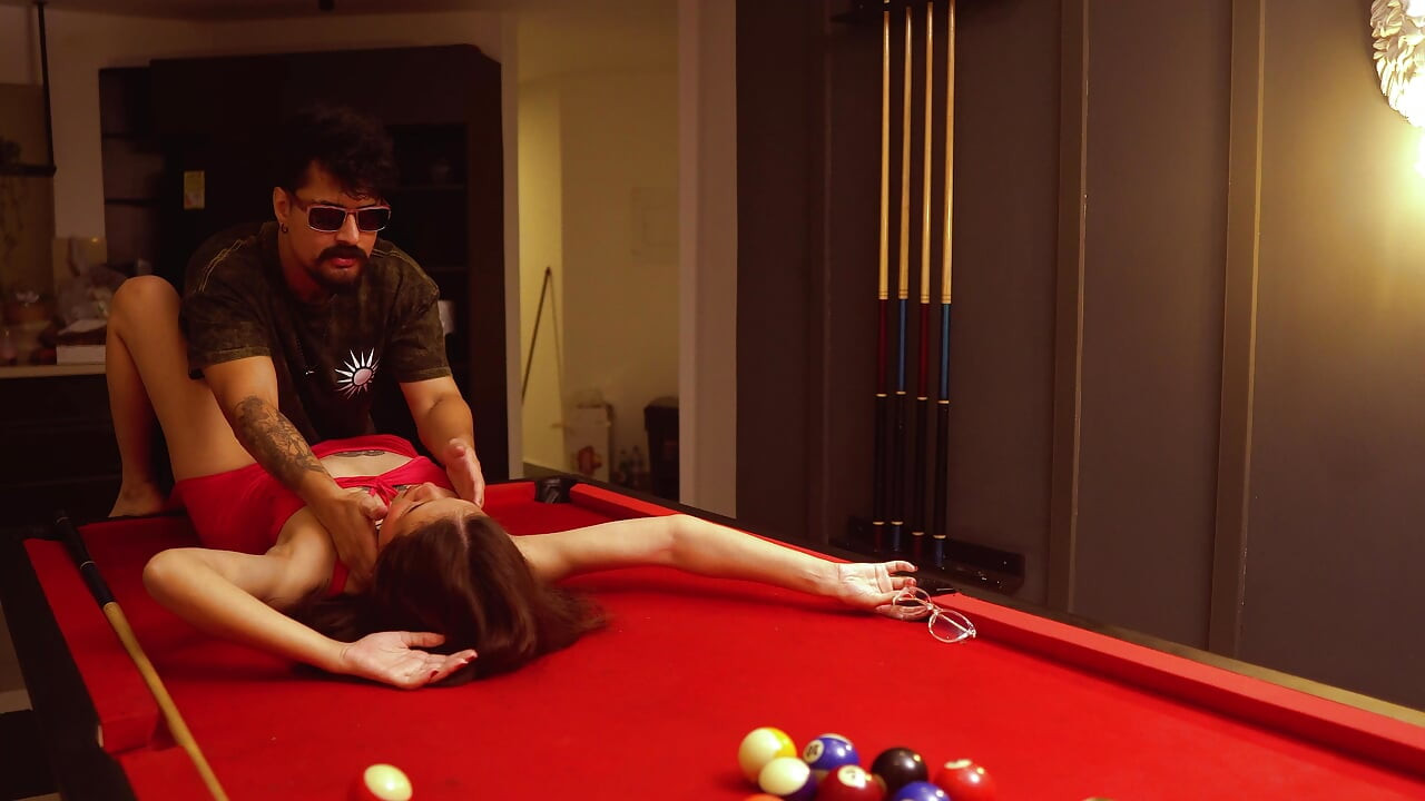 وقحة تقترب مني بينما ألعب البلياردو ، نحن نمارس الجنس هناك