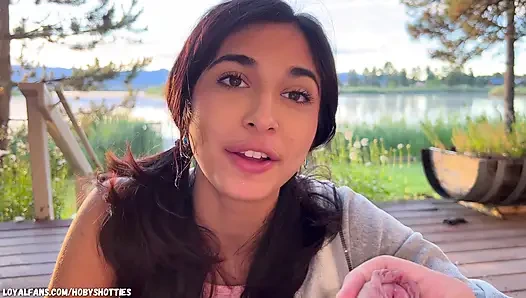 Tamamen doğal güzellik erkek arkadaşının yarağını emiyor ve göl kenarında döl yutuyor