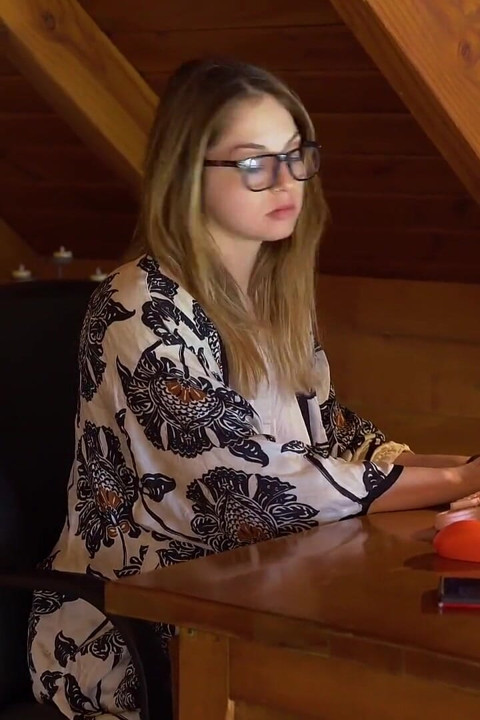 Cewek Mungil Latina Sama Pacar Dan Ayah Tirinya