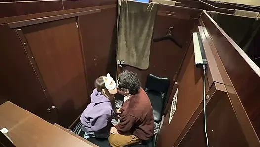 Eşi Orada Olmasına Rağmen Ince Bir Zevk Duvarının Yanında, Ntr Ve anüsünde Büyük Miktarda Boşalma Var.