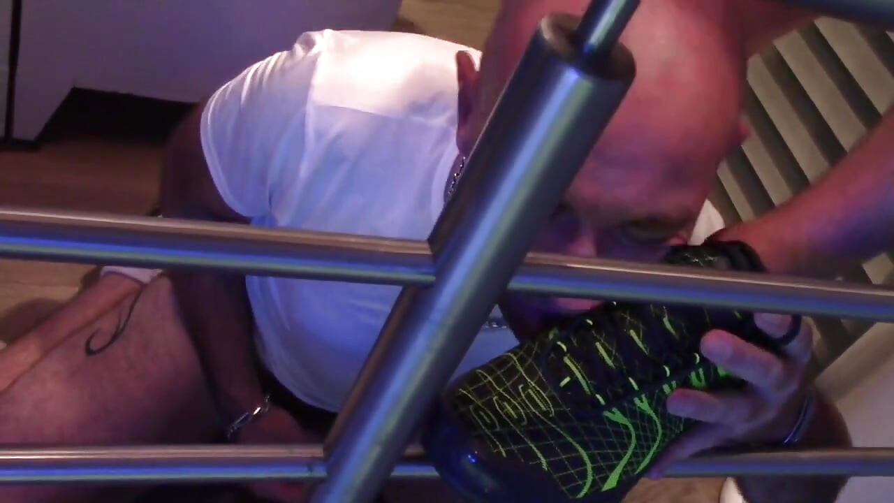 crampied in sneekaer by straight boy scally lad in jogigng in locker room