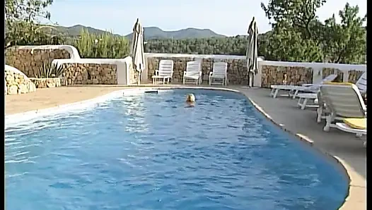 Sarışın kız havuz kenarında göğüslerine büyük bir yarak emiyor