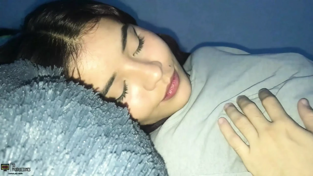 STEPSISTER WAS LEFT ALONE WITH STEPBROTHER AND THIS HAPPENED - PORN IN SPANISH