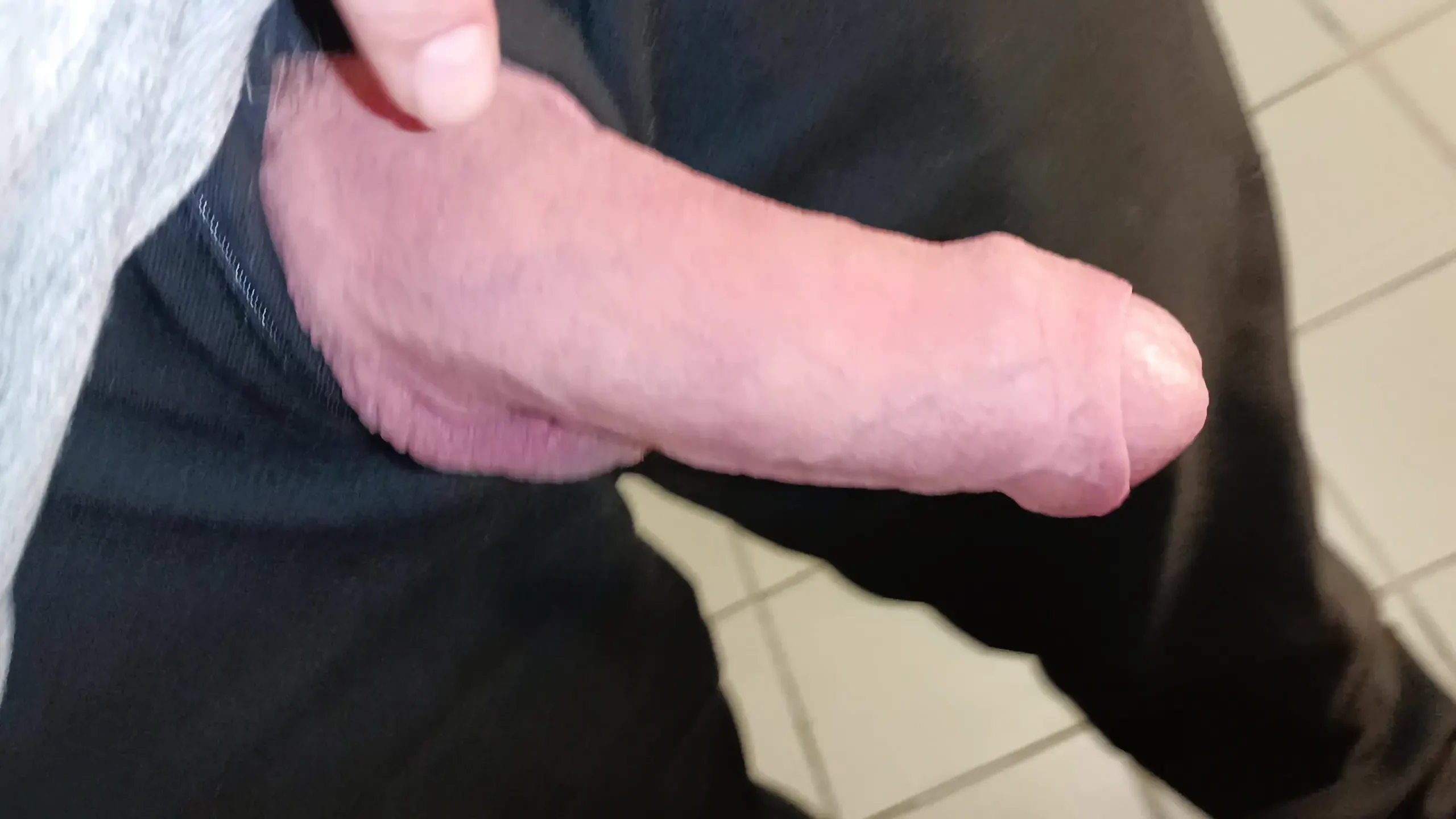 Две зареждания в писоарите отблизо, голям кур дърпа и свършва навън