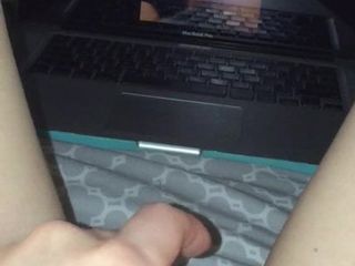 Min flickvän gnuggar hennes stora klitoris medan killar runkar till henne