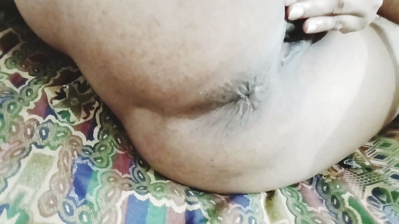 A brincar com os peitos sozinha em casa