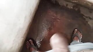 Индийский паренек в ванной
