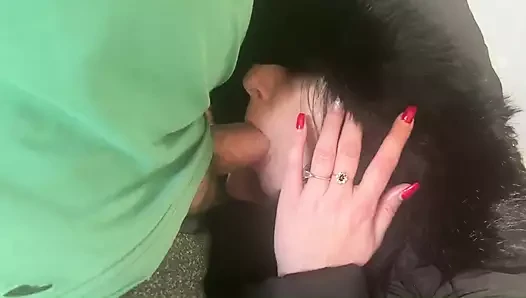 Üvey anne yüzünden sikiliyordu. Kabarık cekete boşal.