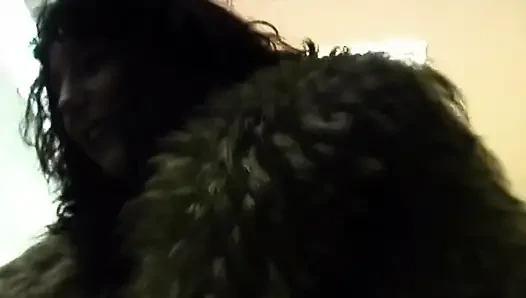 Azgın orta yaşlı seksi kadın otoyol macerasında büyük dildo dolduruyor