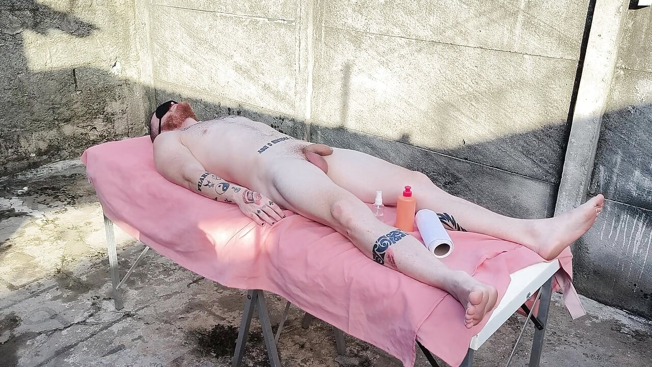 Masaje desnudo al aire libre con rubia atractiva