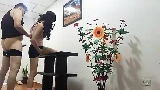 Gadis pembersih disetubuhi oleh bosnya yang terangsang