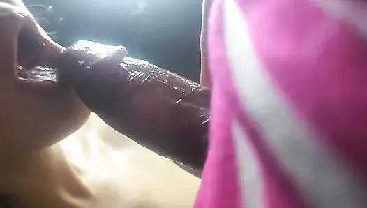 Bebek tüm döl çıkana ve hepsini yutana kadar yarağı emmeyi seviyor