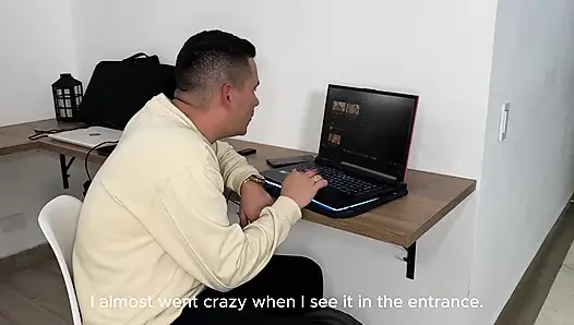 Aku mergolin teknisi komputerku lagi masturbasi di depan videoku dan dia malah ngentot pantat montokku - devil khloe