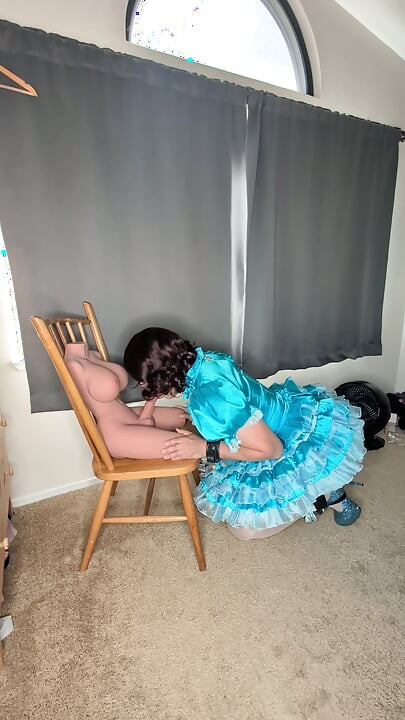 Satenska sissy sobarica se priključuje i sisa svoju lutku