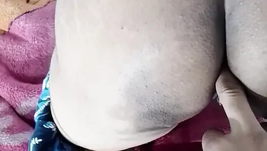 Arsch-muschi ficken, muschi lutschen, brüste lutschen, milch aus der brust lutschen und auf dem schwanz im doggystyle sitzen und direkt auf Hindi-audio liegend