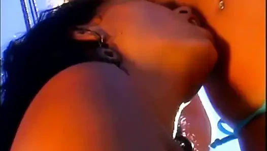 Lezbiyen genç sürtükler amcıklarını yalıyor