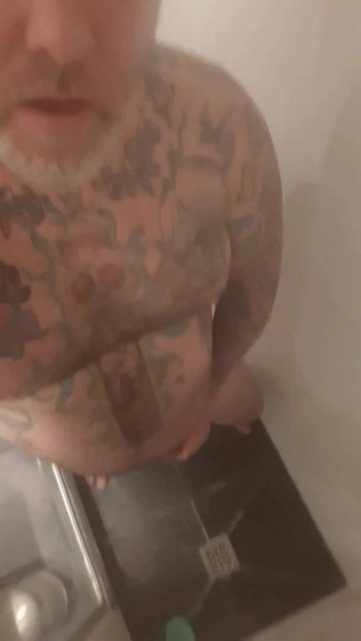 SubFaggot pisses in shower